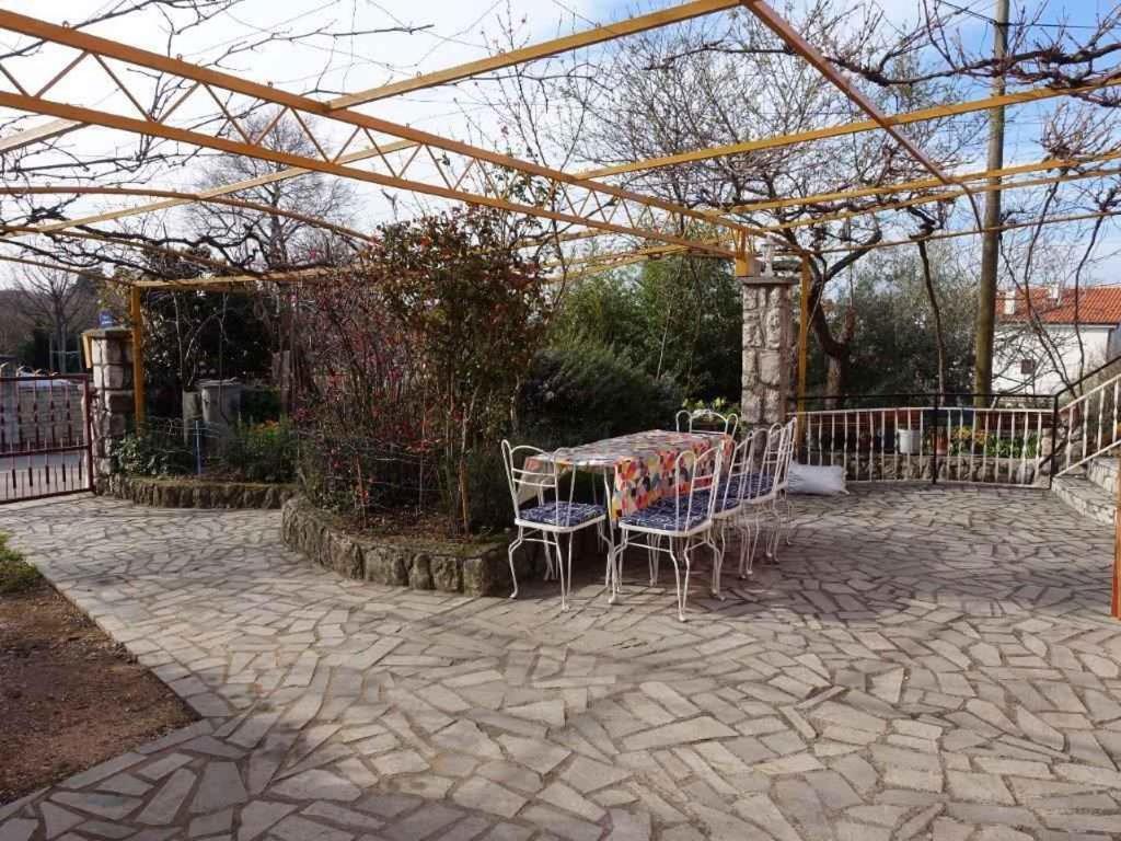 Apartment In Omisalj - Insel Krk 39736 ภายนอก รูปภาพ